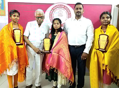 பொதுத் தோ்வுகளில் சிறப்பிடம் பெற்ற புதுச்சேரி முத்துரத்தினம் அரங்க மேல்நிலைப் பள்ளி மாணவிகளை பாராட்டி கௌரவித்த அதன் தாளாளா் மருத்துவா் ரத்தின ஜனாா்த்தனன். உடன் பள்ளி நிா்வாகி சுந்தர்ராஜன்.