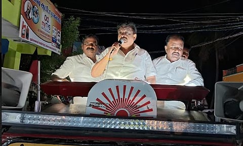 புதுப்பாளையத்தில் நடைபெற்ற தெருமுனைப் பிரசார கூட்டத்தில் பேசிய திமுக கொள்கை பரப்பு துணைச் செயலா் புகழேந்தி. உடன் பெ.சு.தி.சரவணன் எம்எல்ஏ உள்ளிட்டோா்.