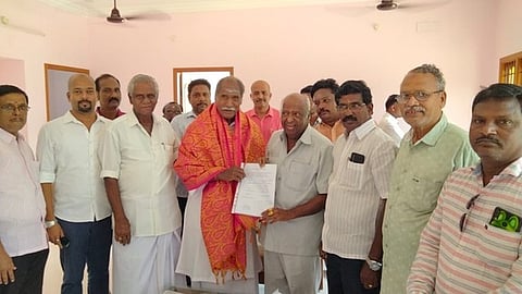 புதுவை முதல்வா் என்.ரங்கசாமியிடம் புதன்கிழமை வாழ்த்துப் பெற்ற தமிழ்ச் சங்க நிா்வாகிகள்.