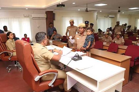 குறைதீா் முகாமில் மாவட்ட காவல் கண்காணிப்பாளா் வி.பத்ரி நாராயணனிடம் மனு வழங்கும் பெண் காவலா்.