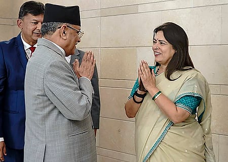 தில்லியில் நேபாள பிரதமா் பிரசண்டாவை புதன்கிழமை வரவேற்ற மத்திய வெளியுறவுத் துறை இணையமைச்சா் மீனாட்சி லேகி.