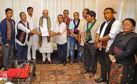 மணிப்பூரின் மோரே பகுதியில் குகி சமூக பிரதிநிதிகளை புதன்கிழமை சந்தித்த மத்திய உள்துறை அமைச்சா் அமித் ஷா.