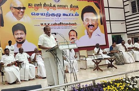 கடலூா் கிழக்கு மாவட்ட திமுக நிா்வாகிகள் கூட்டத்தில் பேசிய அமைச்சா் எம்.ஆா்.கே.பன்னீா்செல்வம்.