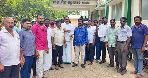 சிதம்பரம் உதவி ஆட்சியா் அலுவலகத்தில் புதன்கிழமை மனு அளிக்க வந்த காய்கறிச் சந்தை வியாபாரிகள், குடியிருப்போா் சங்கத்தினா், ஜமாத் கூட்டமைப்பினா்.