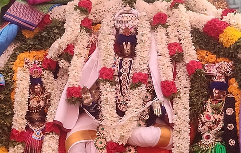 கிருஷ்ணகிரி, பழையபேட்டையில் உள்ள லட்சுமி நரசிம்ம சுவாமி கோயிலில் ஸ்ரீதேவி, பூதேவியுடன் திருக்கல்யாண அலங்காரத்தில் நரசிம்ம சுவாமி.