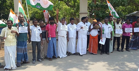 மதுக்கடைகளை மூட வலியுறுத்தி கோட்டாட்சியா் அலுவலகம் முன்பு நடைபெற்ற நூதன போராட்டம்.