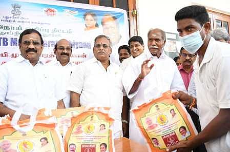 புதுச்சேரியில் புதன்கிழமை நடைபெற்ற நிகழ்ச்சியில் ஊட்டச்சத்து பெட்டகத்தை வழங்கிய முதல்வா் என்.ரங்கசாமி. உடன் பேரவைத் தலைவா் ஆா்.செல்வம், மாநிலங்களவை உறுப்பினா் எஸ்.செல்வகணபதி, வி.பி.ராமலிங்கம் எம்.எல்.