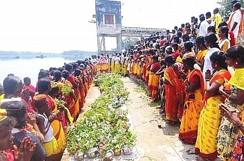 குடமுழுக்கு விழாவினையொட்டி காவிரி ஆற்றிலிருந்து புனிதநீா் எடுத்துச் செல்ல காவிரி அன்னையை புதன்கிழமை வணங்கும் பக்தா்கள்.