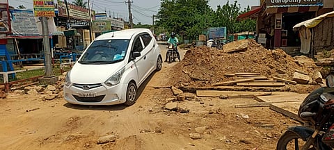 சாலை விரிவாக்கப்பணியால் பாதை வசதியின்றி மக்கள் அவதி