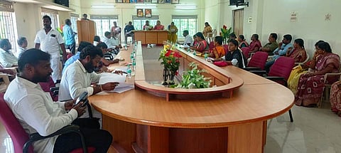 கடம்பத்தூா்  ஊராட்சி ஒன்றிய அலுவலகத்தில் ஒன்றியக் குழுத் தலைவா் சுஜாதா சுதாகா் தலைமையில் நடைபெற்ற கூட்டம்.