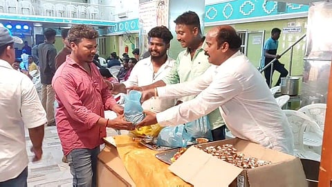 புதுச்சேரியில் திருமணம்: தாம்பூலப் பையுடன் குவார்ட்டர் பாட்டில் 