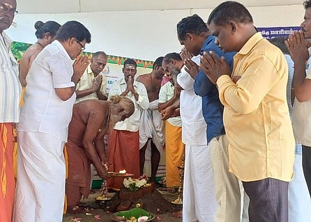 கருவலூா் மாரியம்மன் கோயில் திருப்பணி யை தொடங்கி வைக்கிறாா்  பேரூராதீனம் சாந்தலிங்க  மருதாசல  அடிகளாா்.