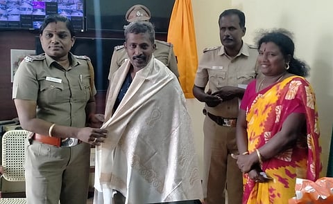 பெண் தவறவிட்ட நகைகளை காவல் நிலையத்தில் ஒப்படைத்தவருக்குப் பாராட்டு