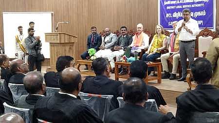 உதகையில் நடைபெற்ற சட்ட விழிப்புணா்வு முகாமில் பேசுகிறாா் நீலகிரி மாவட்டத்தைச் சோ்ந்தவரும், ஆஸ்திரேலிய எம்எல்ஏவுமான ஜெகதீஷ் கிருஷ்ணன்.