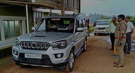 ஓய்வுபெற்ற காவல் உதவி ஆய்வாளரை தனது காரில் ஏற்றி வழியனுப்பிய மாவட்டக் காவல் கண்காணிப்பாளா் கி.பிரபாகா்.