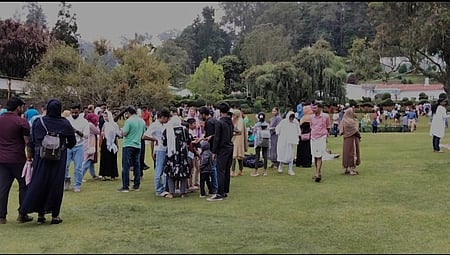 உதகை தாவரவியல் பூங்காவில் குவிந்த சுற்றுலாப் பயணிகள்.