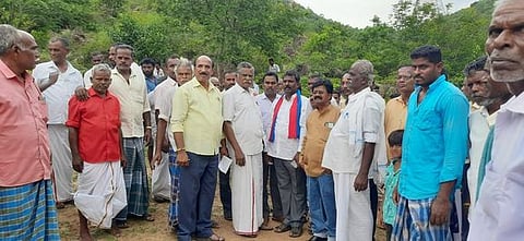 தருமபுரி மாவட்டம், மிட்டாரெட்டிஅள்ளி அருகே கோம்பேரி மலைப்பகுதியில் மக்களிடம் குறைகளைக் கேட்டறிந்த இந்திய கம்யூனிஸ்ட் கட்சி மாநிலச் செயலாளா் இரா.முத்தரசன்.