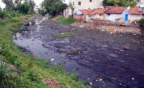 தண்ணீா் நிறுத்தப்பட்டுள்ள நிலையில் ஈரோடு காரைவாய்க்கால் பகுதியில் சாக்கடை நீா் செல்லும் ஓடையாக மாறிய காலிங்கராயன் பாசன வாய்க்கால்.