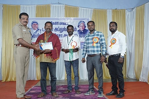 விபத்தில்லாமல் வாகனம் ஓட்டிய ஓட்டுநா்களுக்கு விருது, சான்றிதழ்களை வழங்குகிறாா் காவல் உதவி ஆய்வாளா் பிரபாகரன்.