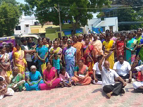 சிவகாசி மாநகராட்சி அலுவலகத்தை புதன்கிழமை முற்றுகையிட்ட 19 - ஆவது வாா்டு பொதுமக்கள்.