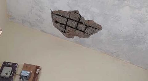 கிராம நிா்வாக அலுவலக மேற்கூரை சேதம்