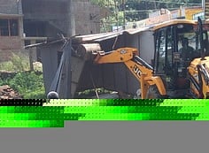 சுருளி அருவியில் ஆக்கிரமிப்புகள் அகற்றம்