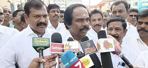  செய்தியாளா்களுக்குப் பேட்டியளித்த அமைச்சா் மனோ தங்கராஜ்.