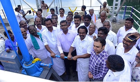 பேச்சிப்பாறை அணையிலிருந்து பாசனத்துக்குத் தண்ணீரைத் திறந்து வைத்த தமிழக பால்வளத்துறை அமைச்சா் த. மனோ தங்கராஜ். உடன் மாவட்ட ஆட்சியா் பி.என்.ஸ்ரீதா், பத்மநாபபுரம் சாா் ஆட்சியா் எச். ஆா