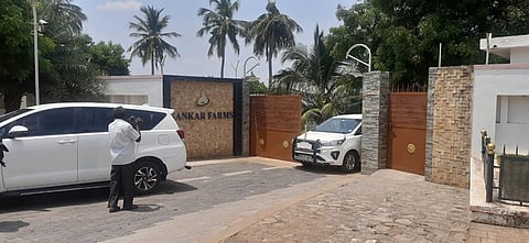 கரூா் மாவட்டம், எழுதியாம்பட்டியில் உள்ள கட்டட ஒப்பந்ததாரா் எம்.சி.எஸ். சங்கரின் பண்ணை வீட்டிலிருந்து வியாழக்கிழமை காரில் வெளியே வந்த வருமான வரித் துறை அதிகாரிகள்.