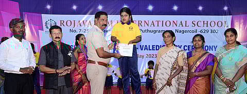மாணவா்களுக்கு சான்றிதழ் வழங்கிய கன்னியாகுமரி காவல் துணைக் கண்காணிப்பாளா் ராஜா. உடன், ரோஜாவனம் இண்டா்நேஷனல் பள்ளி துணைத் தலைவா் அருள்ஜோதி உள்ளிட்டோா்.