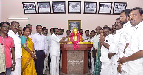 நேசமணி சிலைக்கு மாலை அணிவித்து மரியாதை செலுத்திய பால்வளத்துறை அமைச்சா் த.மனோதங்கராஜ். உடன் மாவட்ட ஆட்சியா் பி.என். ஸ்ரீதா் மற்றும் அலுவலா்கள்.