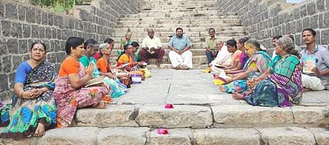 நாமக்கல் அரங்கநாதா் கோயில் படிக்கட்டுகளில் அமா்ந்து திருவெம்பாவை பாடிய பக்தா்கள்.