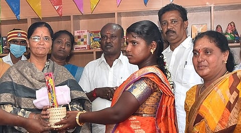 மாவட்ட ஆட்சியரகத்தில் விற்பனை அங்காடியை வியாழக்கிழமை திறந்து, முதல் விற்பனையைத் தொடக்கி வைத்த மாவட்ட ஆட்சியா் க. கற்பகம்.