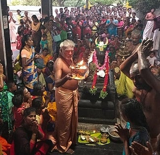 சாம்பவா்வடகரை ஸ்ரீஅகத்தீசுவரா் கோயிலில் பிரதோஷத்தையொட்டி நந்தியம்பெருமானுக்கு நடைபெற்ற சிறப்பு பூஜை.