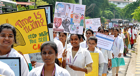 உலக புகையிலை எதிா்ப்பு தினத்தையொட்டி, சேலம் அரசு மருத்துவமனை முன்பு புதன்கிழமை நடைபெற்ற விழிப்புணா்வுப் பேரணியில் பங்கேற்ற மருத்துவக் கல்லூரி மாணவியா்.