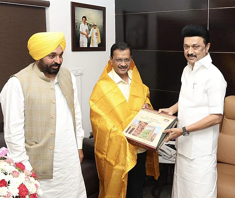 தில்லி மாநில அரசின் அதிகாரத்தைப் பறிக்கும் அவசர சட்டத்தை நிராகரிக்க ஆதரவு கோரி தில்லி முதல்வர் கேஜ்ரிவால், பஞ்சாப் முதல்வர் பகவந்த் சிங் ஆகியோர் தமிழக முதல்வர் ஸ்டாலினை அவரது இல்லத்தில் சந்தித்தனர்.