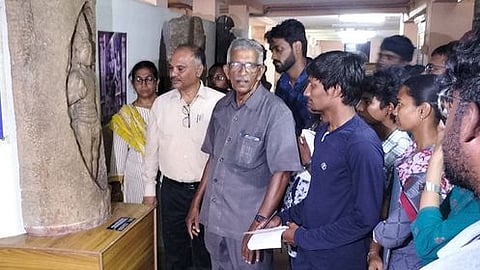 தஞ்சாவூா் மணிமண்டபத்தில் வியாழக்கிழமை நடைபெற்ற களப் பயிற்சியில் மாணவா்களுக்குக் கற்சிலையைக் காட்டி விளக்கம் அளித்த தமிழ்நாடு அரசு தொல்லியல் துறை இணை இயக்குநா் ஆா். சிவானந்தம், வரலாற்று ஆய்வாளா் ஜெயராஜ