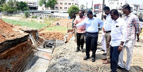 தஞ்சாவூா் கல்லணைக் கால்வாய் அடியில் செல்லும் ராணி வாய்க்காலை சீரமைக்கும் பணியை வியாழக்கிழமை ஆய்வு செய்த மாவட்ட ஆட்சியா் தீபக் ஜேக்கப்.