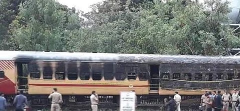 கண்ணூர் ரயில் நிலையத்தில் நிறுத்தி வைக்கப்பட்டிருந்த ஆலப்புழா ரயிலில் தீ!