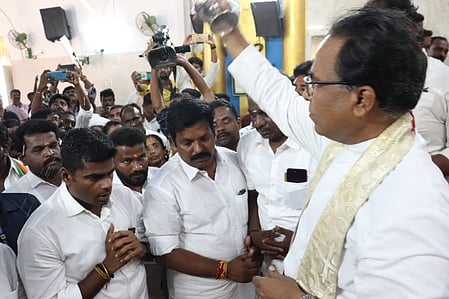 தூத்துக்குடி பனிமய மாதா ஆலயத்தில் தமிழக பாஜக தலைவா் அண்ணாமலைக்கு ஆசி வழங்கிய பங்குத்தந்தை குமாா் ராஜா.