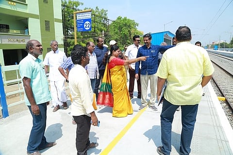 புதிதாக விரிவாக்கம் செய்யப்பட்டுள்ள தூத்துக்குடி மேலூா் ரயில் நிலையத்தை ஆய்வு செய்கிறாா் அமைச்சா் பெ.கீதாஜீவன்.