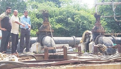 பாலபாக்யா நகரில் உள்ள பாதாள சாக்கடை திட்ட நீா் உந்தும நிலையத்தில் ஆய்வு செய்த மாநகராட்சி ஆணையா் வ.சிவகிருஷ்ணமூா்த்தி.