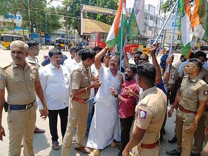 ஆா்ப்பாட்டத்தில் போலீஸாருடன் வாக்குவாதத்தில் ஈடுபட்ட காங்கிரஸாா்.