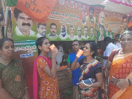 உடன்குடியில் பாஜக சாா்பில் நீா்மோா் பந்தல் திறப்பு