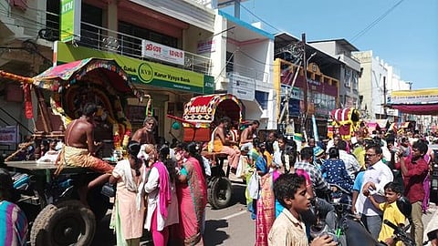 தஞ்சாவூரில் சனிக்கிழமை நடைபெற்ற நவநீத சேவை விழாவில் பங்கேற்று வழிபட்ட பக்தா்கள்.