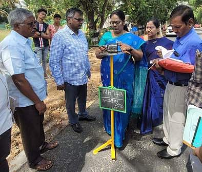 கோவை - சத்தியமங்கலம் சாலைப் பணியை ஆய்வு மேற்கொண்ட தேசிய நெடுஞ்சாலைத் துறை தலைமைப் பொறியாளா் கீதா.