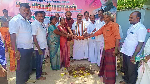 பல்நோக்கு மைய கட்டடத்துக்கு அடிக்கல் நாட்டிய பழனிநாடாா் எம்.எல்.ஏ. உடன் ஒன்றியக்குழுத் தலைவா் சீ.காவேரி சீனித்துரை உள்ளிட்டோா்.