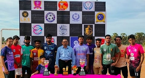 கால்பந்து போட்டி தொடக்க நிகழ்ச்சியில் பங்கேற்றோா்.