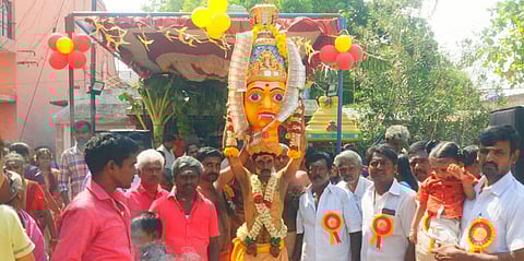 ஆரணி நகரம், ஆரணிப்பாளையத்தில் நடைபெற்ற ஸ்ரீகெங்கையம்மன் சிரசு ஊா்வலம்.