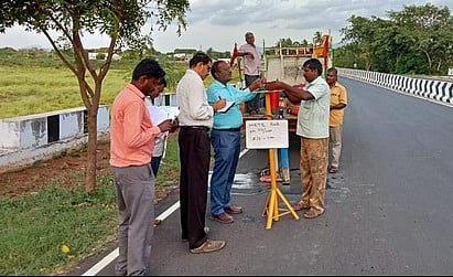 பொன்குறிச்சி பகுதியில் சாலைப்பணிகளை ஆய்வு மேற்கொள்ளும் நெடுஞ்சாலைத் துறையினா்.